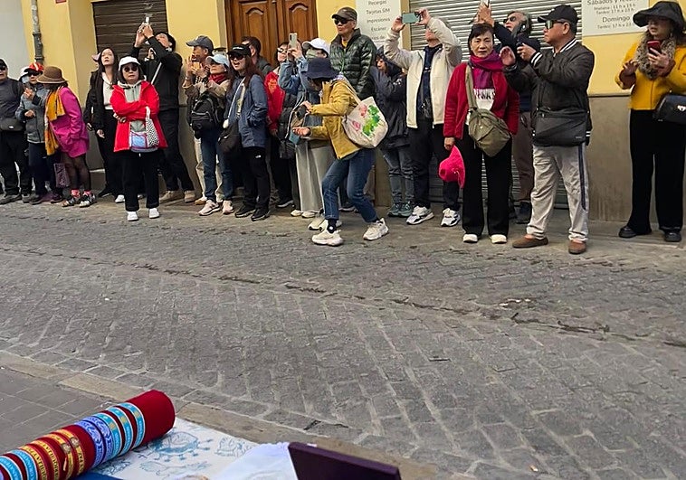 La curiosa imagen de unos japoneses embelesados con la Borriquilla de Granada